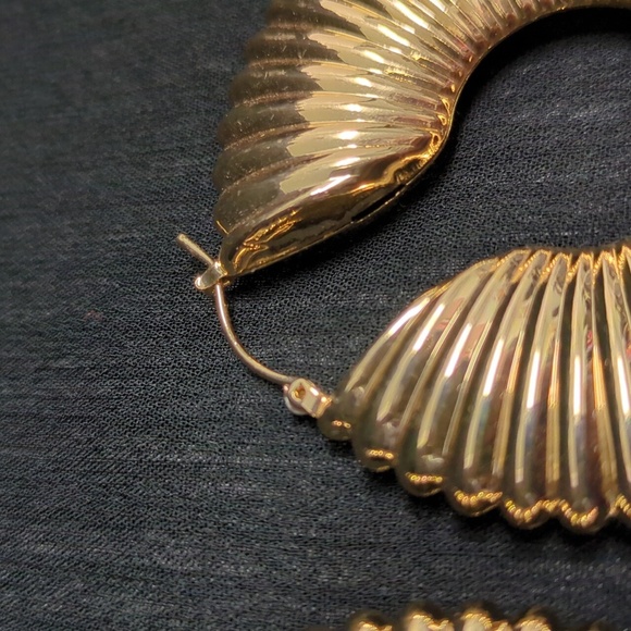 NWOT Large Hoop Mobb Ribbed Gold Shell Hoop Earrings - Picture 8 of 11